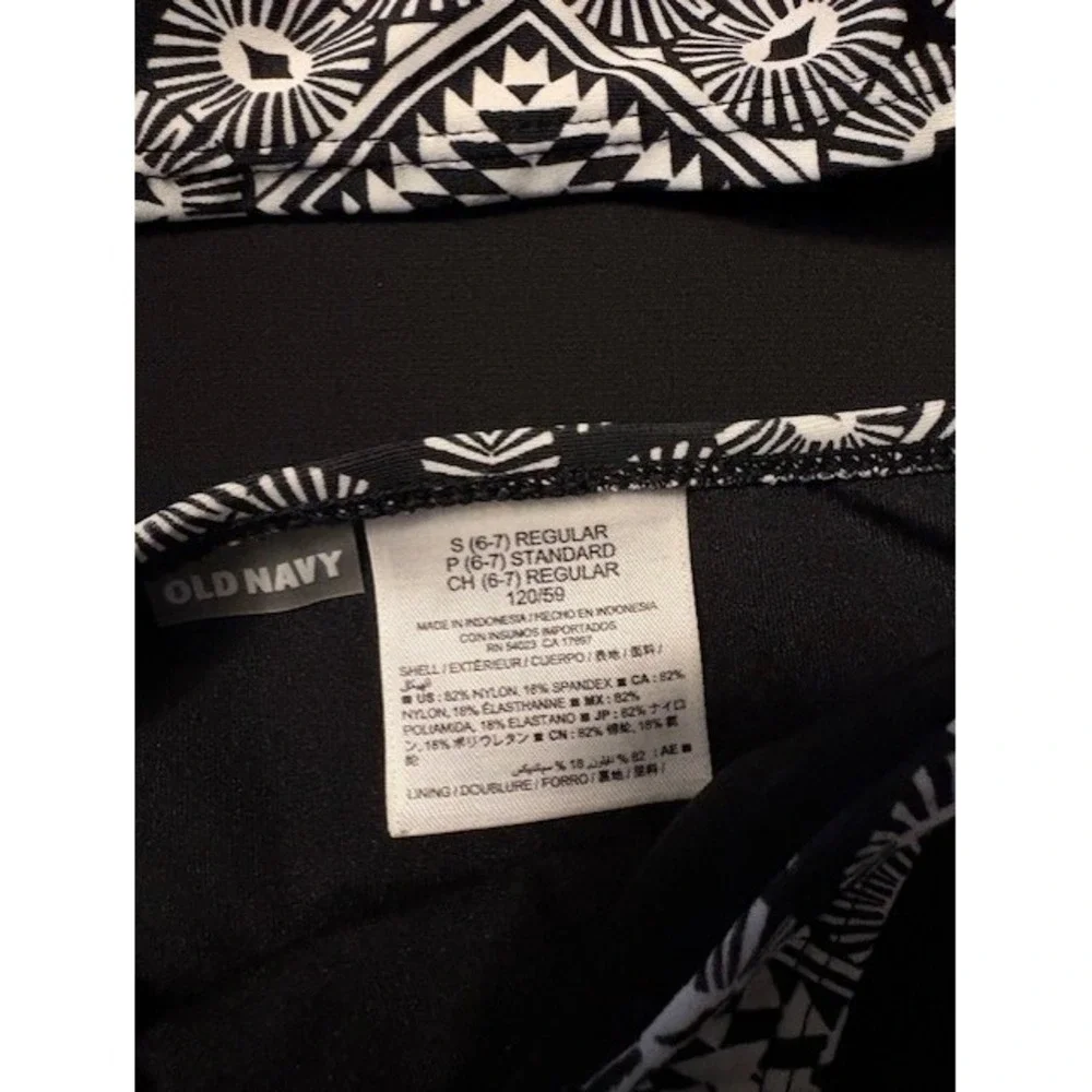 Old Navy 2 piece geometric black and white swim suit girls size 6-7